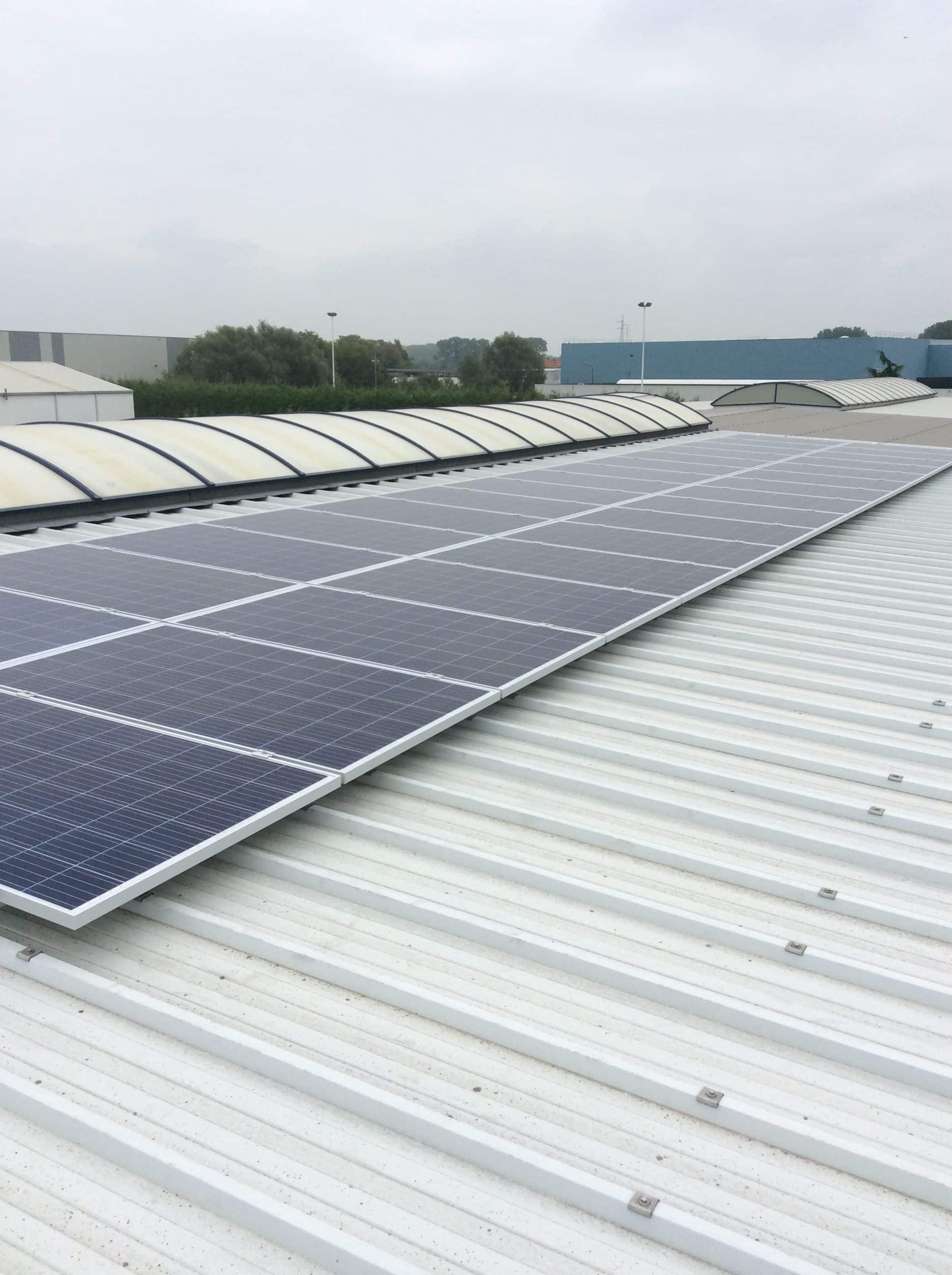 Volledige zonnepaneleninstallatie op woning