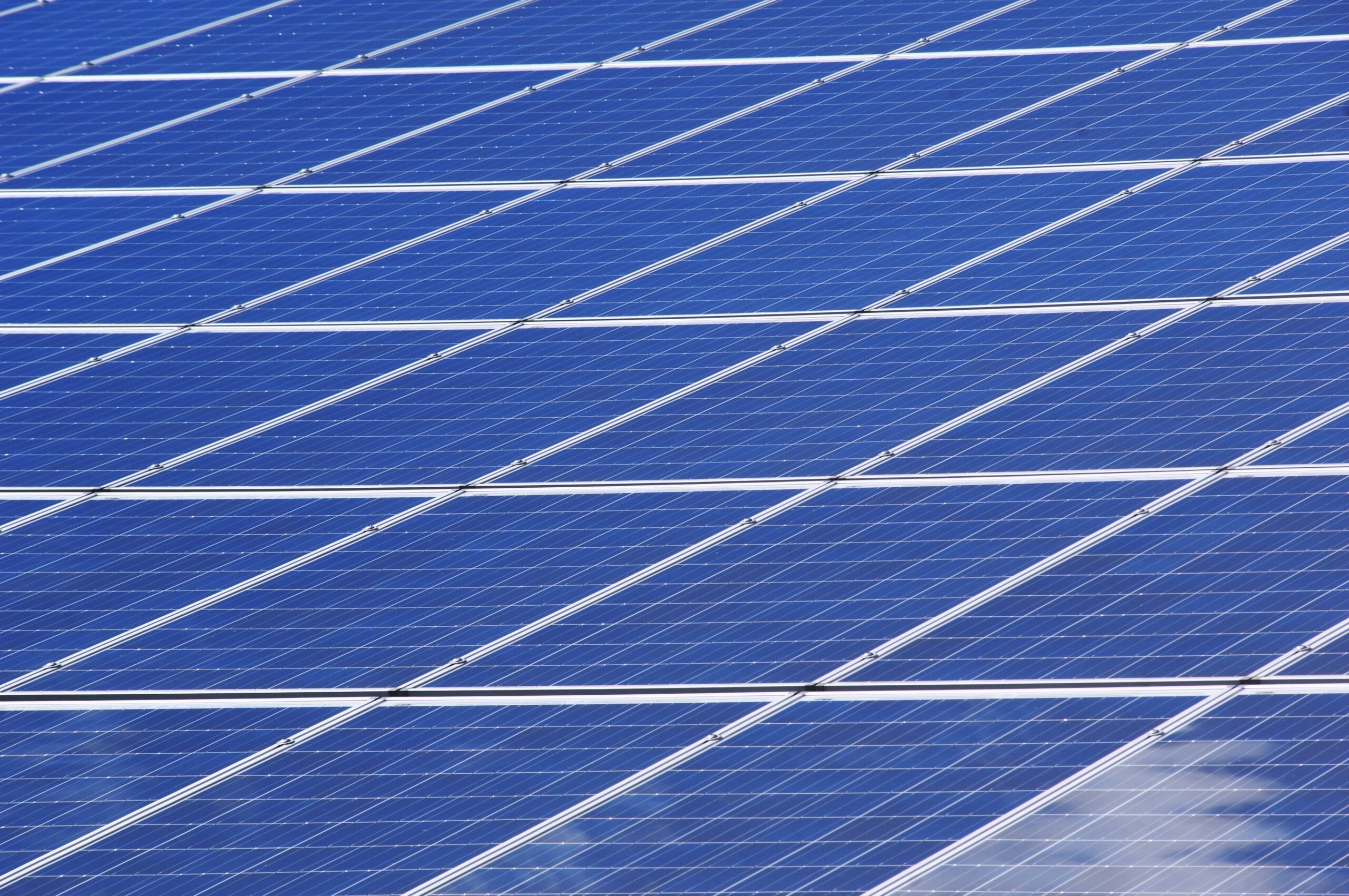 Detail zonnepanelen met blauwe lucht