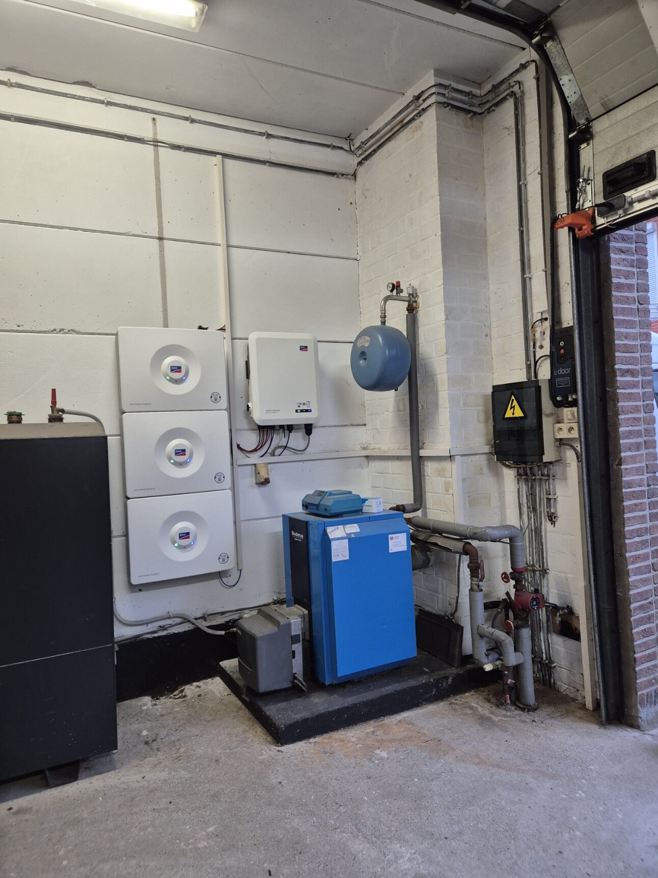 Thuisbatterij met omvormer in een technische ruimte