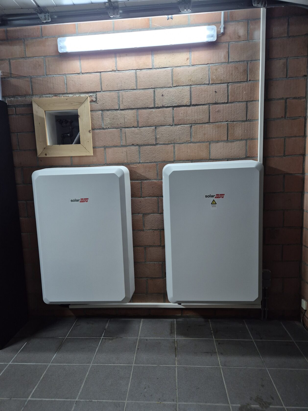 Twee thuisbatterijen aan de muur in een kelder