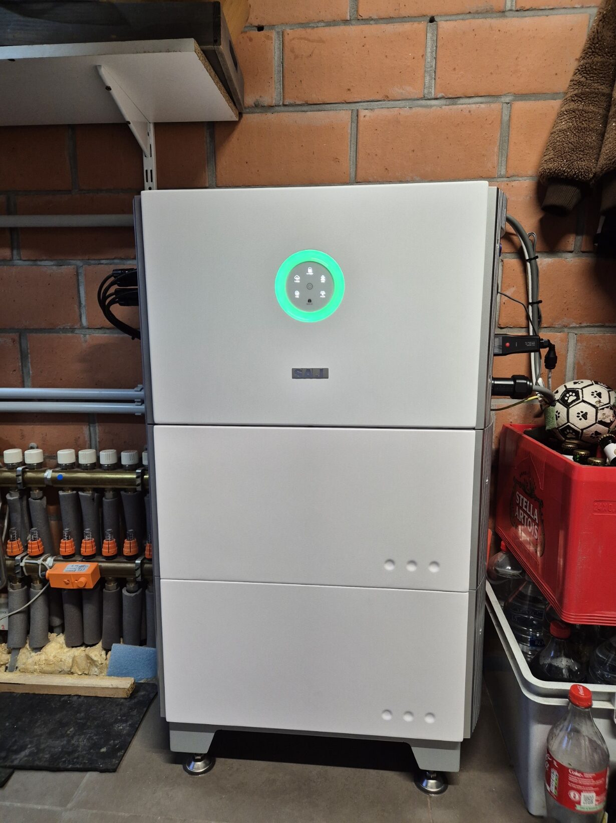 Staande thuisbatterij in een garage