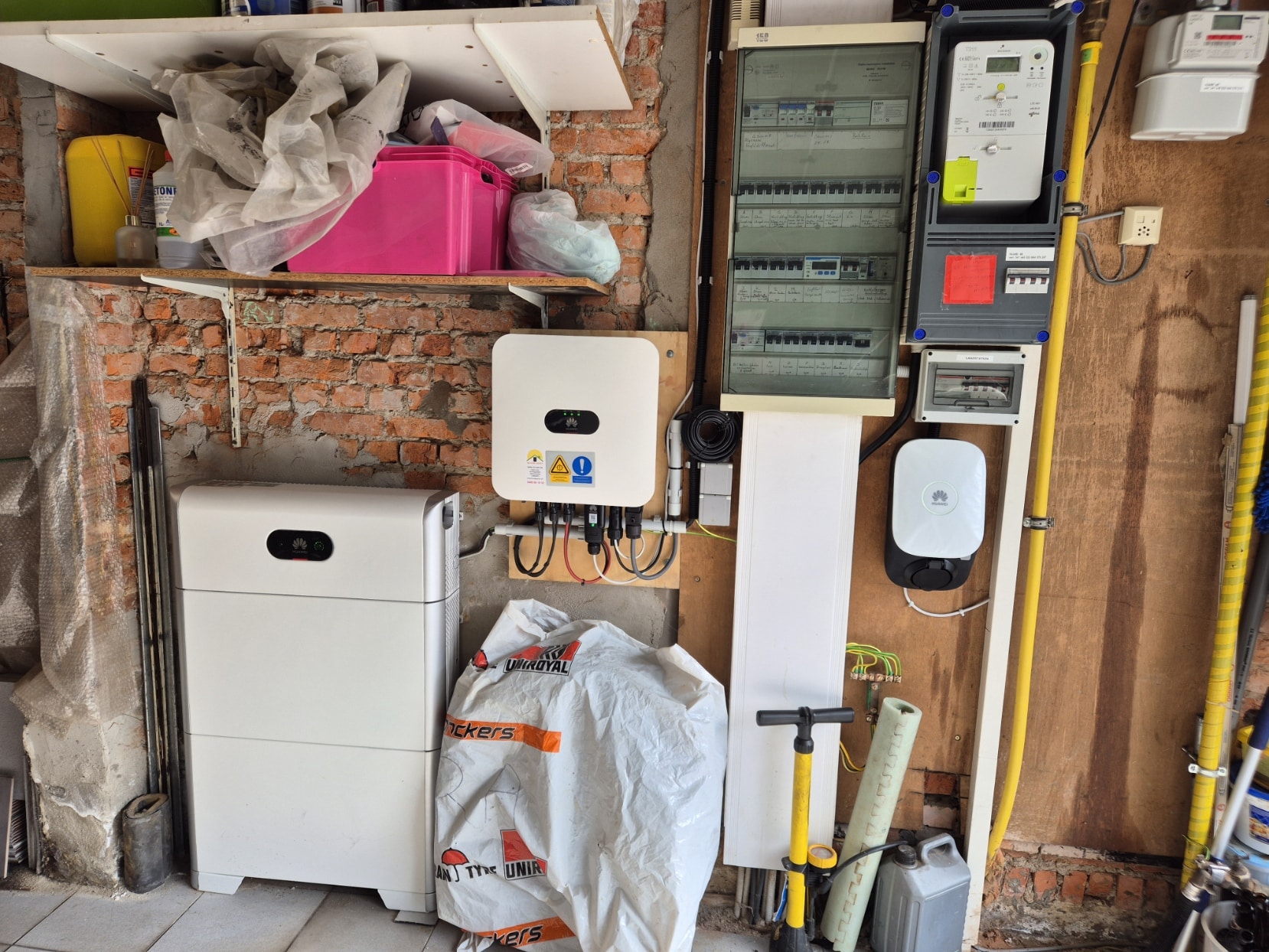 Compacte thuisbatterij met omvormer naast de zekeringkast