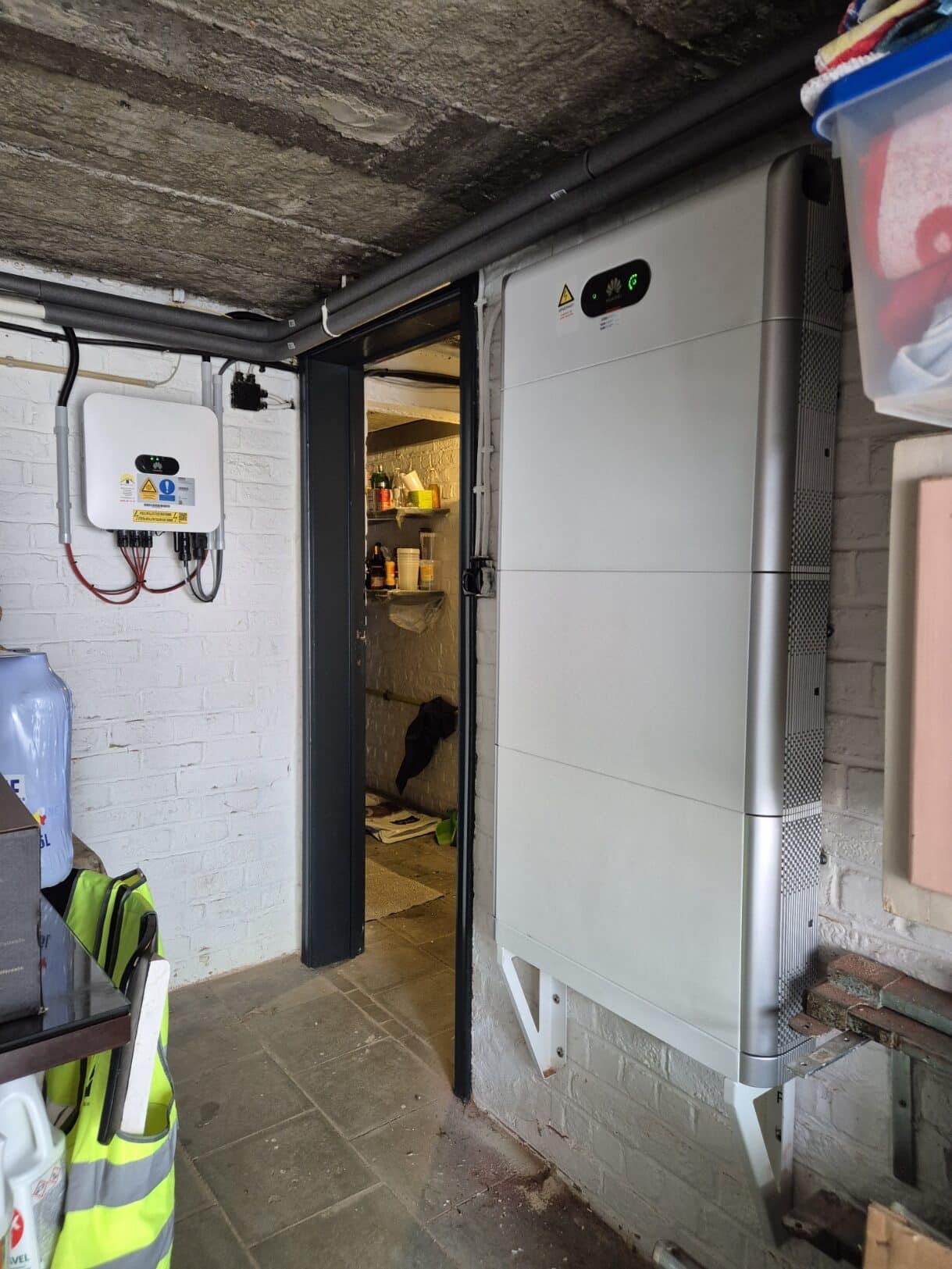 Hoge thuisbatterij met omvormer in een kelder